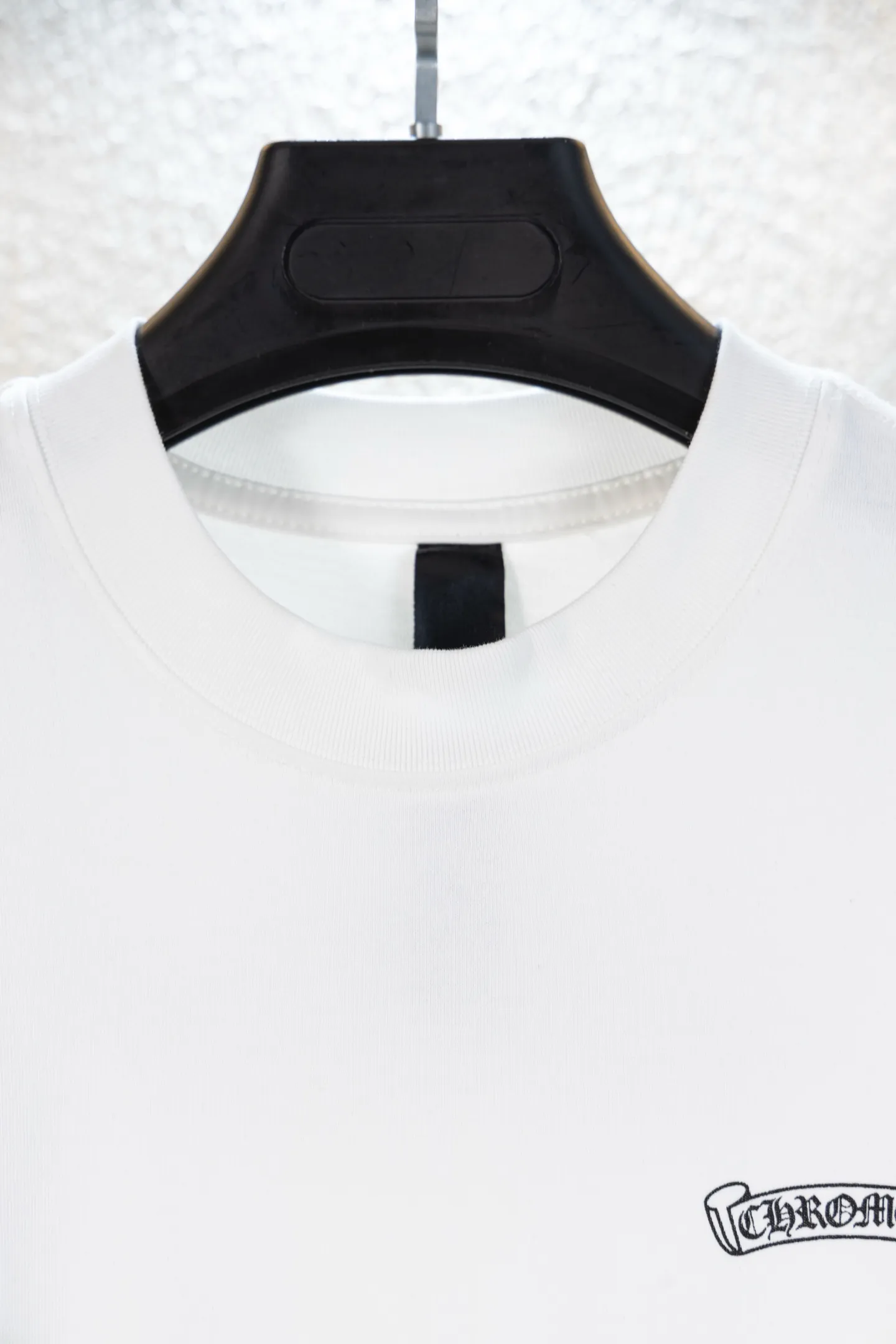 🅿️190 top version model number k8047 CH Kejia Sanskrit cross heavy industry foam printed T-shirt! Every one of Crow's products is really unique. Every piece has a back view. This leather label design is really cool. The leather label and silver jewelry design make the whole dress the icing on the cake. The texture of the whole short-sleeved piece is really amazing. It is made of 260g pure cotton fabric! 100% authentic to the official version, with all the details. All cuffs, shoulder seams, armholes, and necklines are all double-needle crimping. This is the rigorous craftsmanship that big brands should have. Details determine quality. The original washed tag packaging is full of style! The whole piece adopts three-needle and five-thread technology (neckline-shoulder seam-sleeve seam-double-pressed thread, which looks more three-dimensional and textured) and has the same craftsmanship as the original original, with a classic version, small dropped shoulders, and a micro silhouette! Color: Black White Size: XS-L